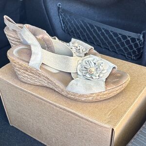 Chic Floral Beige Wedge Sandals